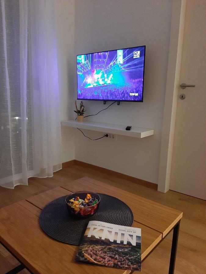 Apartman Stela クニン エクステリア 写真